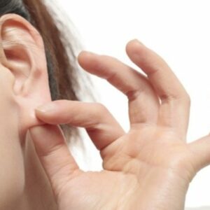 Nổi cục nhỏ ở hai bên dái tai là dấu hiệu bệnh gì? | Vinmec