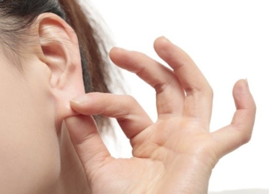 Nổi cục nhỏ ở hai bên dái tai là dấu hiệu bệnh gì? | Vinmec