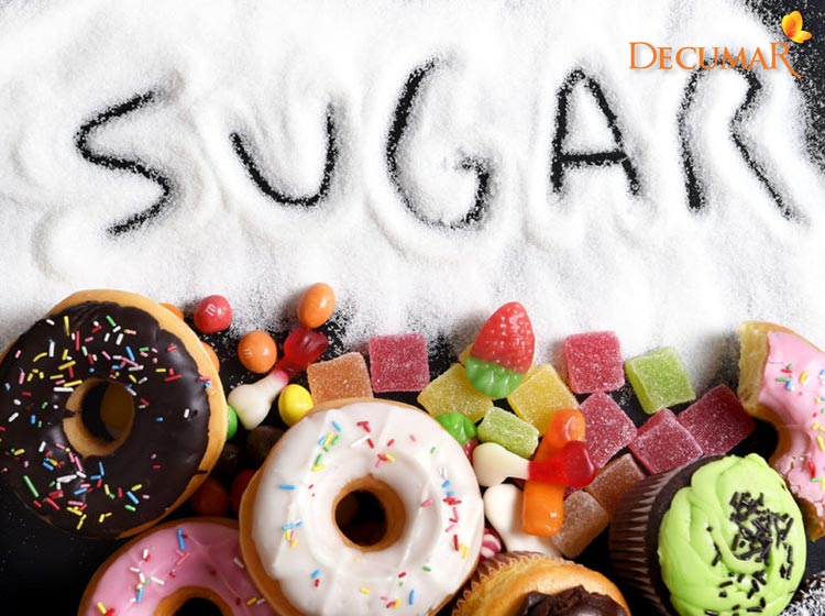 Việc hạn chế đường kẹo, đồ ngọt cũng sẽ giải quyết được câu hỏi bị mụn viêm không nên ăn gì